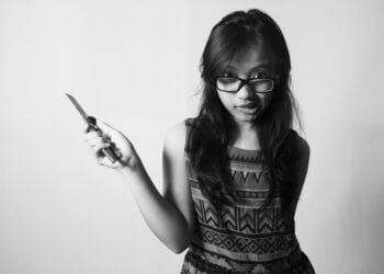 Девойка извади нож при самоотбрана на неадекватен тип, вилнял на автобусна спирка във Варна