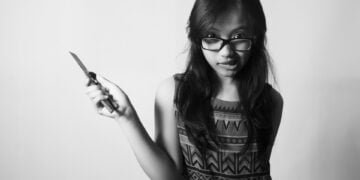 Девойка извади нож при самоотбрана на неадекватен тип, вилнял на автобусна спирка във Варна