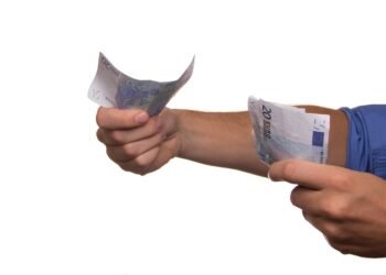 Българите задлъжняват с бързи кредити за над 4.4 мрлд. лв.