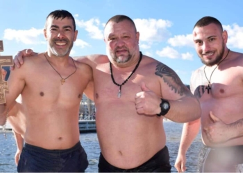 Йордан Савов извади кръста на Богоявление в кв. "Аспарухово"