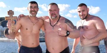 Йордан Савов извади кръста на Богоявление в кв. "Аспарухово"