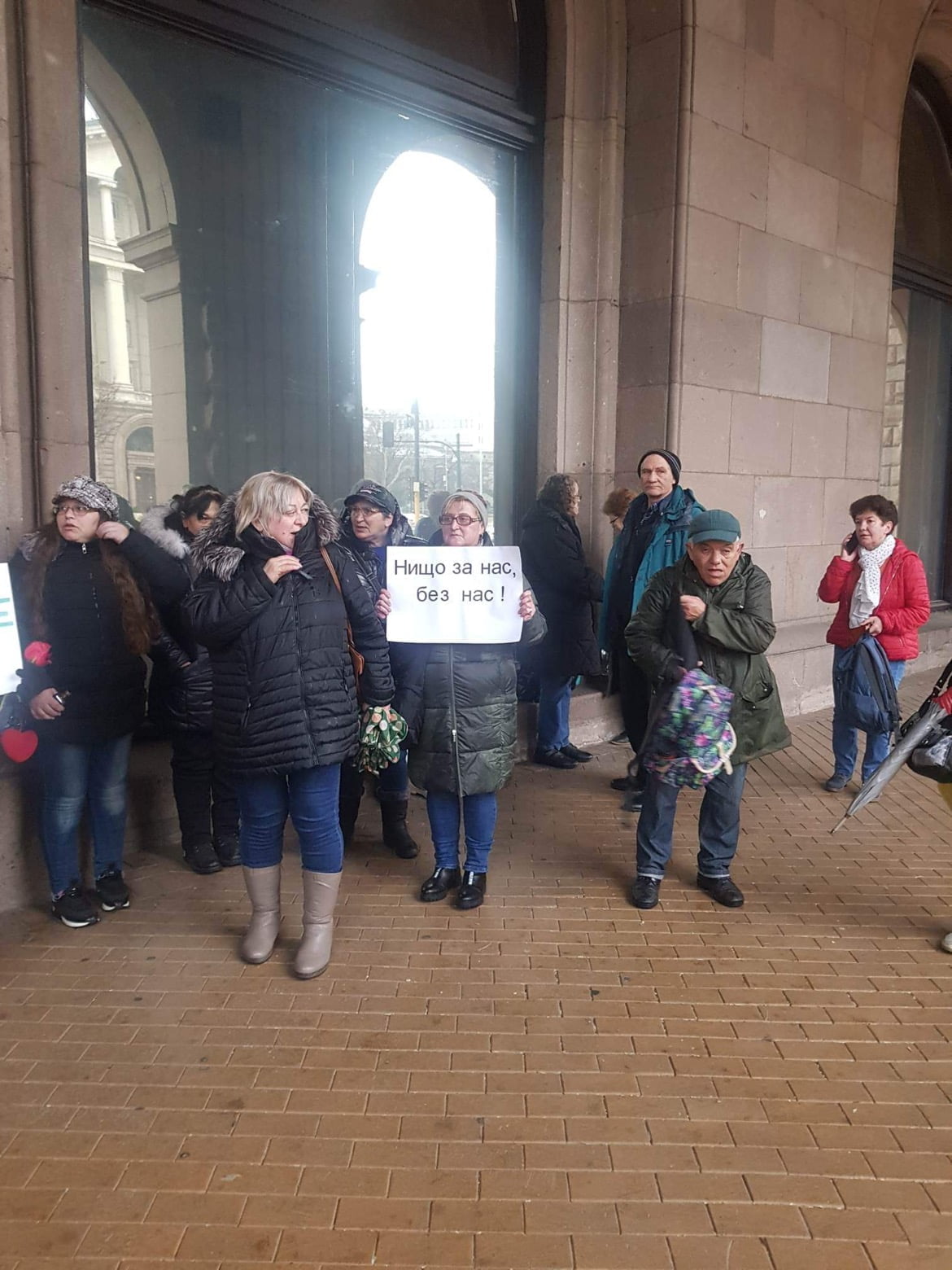 Десетки хора с увреждания се събраха пред Министерския съвет с искане за достоен живот!