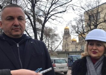 Багер превзема сцената на варненския театър, ремонтът приключва до края на годината (ВИДЕО)