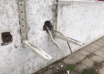 Апаши задигнаха климатика на супермаркет във “Владиславово”, остана да стърчи опасна конструкция