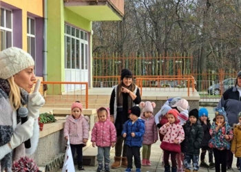“Зимна чуднотека на открито“ завъртяха малчугани и учители във варненска детска градина