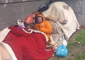 Варненка: Мъж, жена и куче, завити през глава с юрган, зъзнат под тераса в района на “Чаталджа”