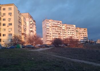 Живеещите в бл. 307 във “Владиславово” искат паркинг: Данъкоплатци сме, не сме “втора ръка хора”!