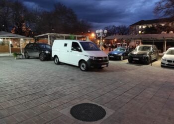 Варненец се жалва: Хаотичното паркиране на служебни автомобили пред банка пречи на пешеходците