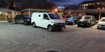 Варненец се жалва: Хаотичното паркиране на служебни автомобили пред банка пречи на пешеходците