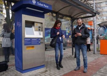 Полицията погва непълнолетни вандали, потрошили машина за продажба на билети във Варна