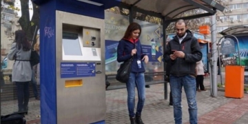 Полицията погва непълнолетни вандали, потрошили машина за продажба на билети във Варна