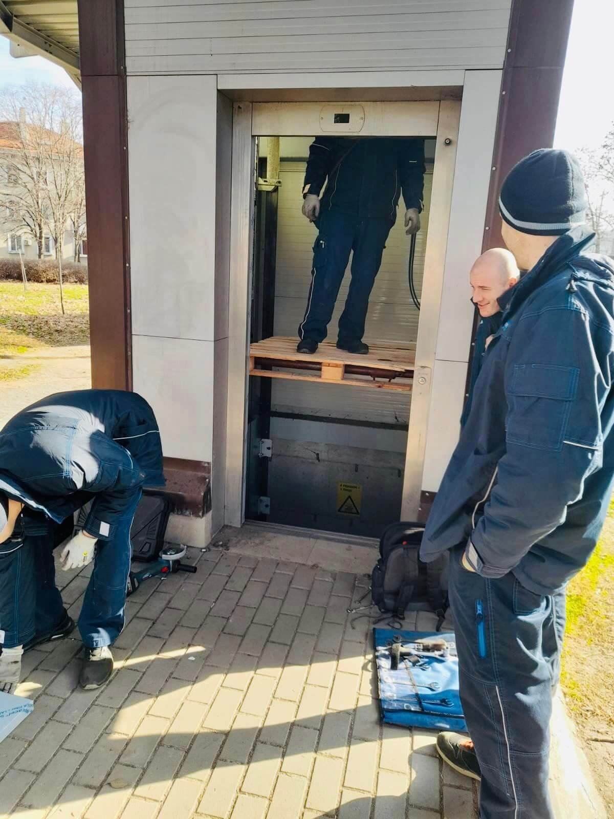 Ремонтираха асансьорите на пасарелката и подлезите в "Аспарухово"