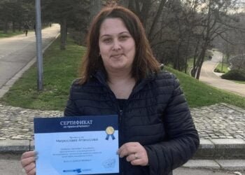 Мирослава, която намери 13 600 лв. и ги върна на собственика им - получи грамота "Добрите примери"