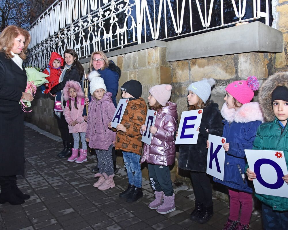 Илияна Йотова в Свищов: Щастливецът ни завеща умението не да наблюдаваме, а да проглеждаме