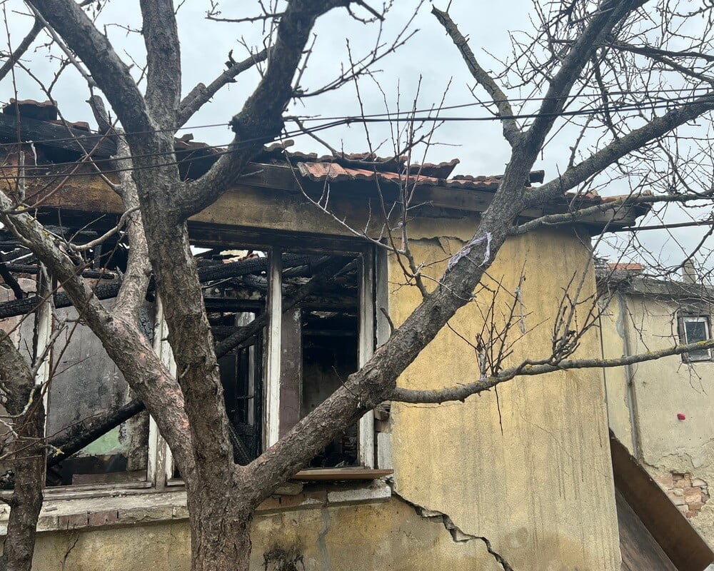 Възрастен мъж изгуби съпругата и дома си при пожар във Варна - нека му помогнем!