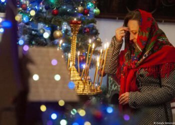 Стотици се събраха в Киев, за да отбележат Коледа под сянката на войната (ВИДЕО)