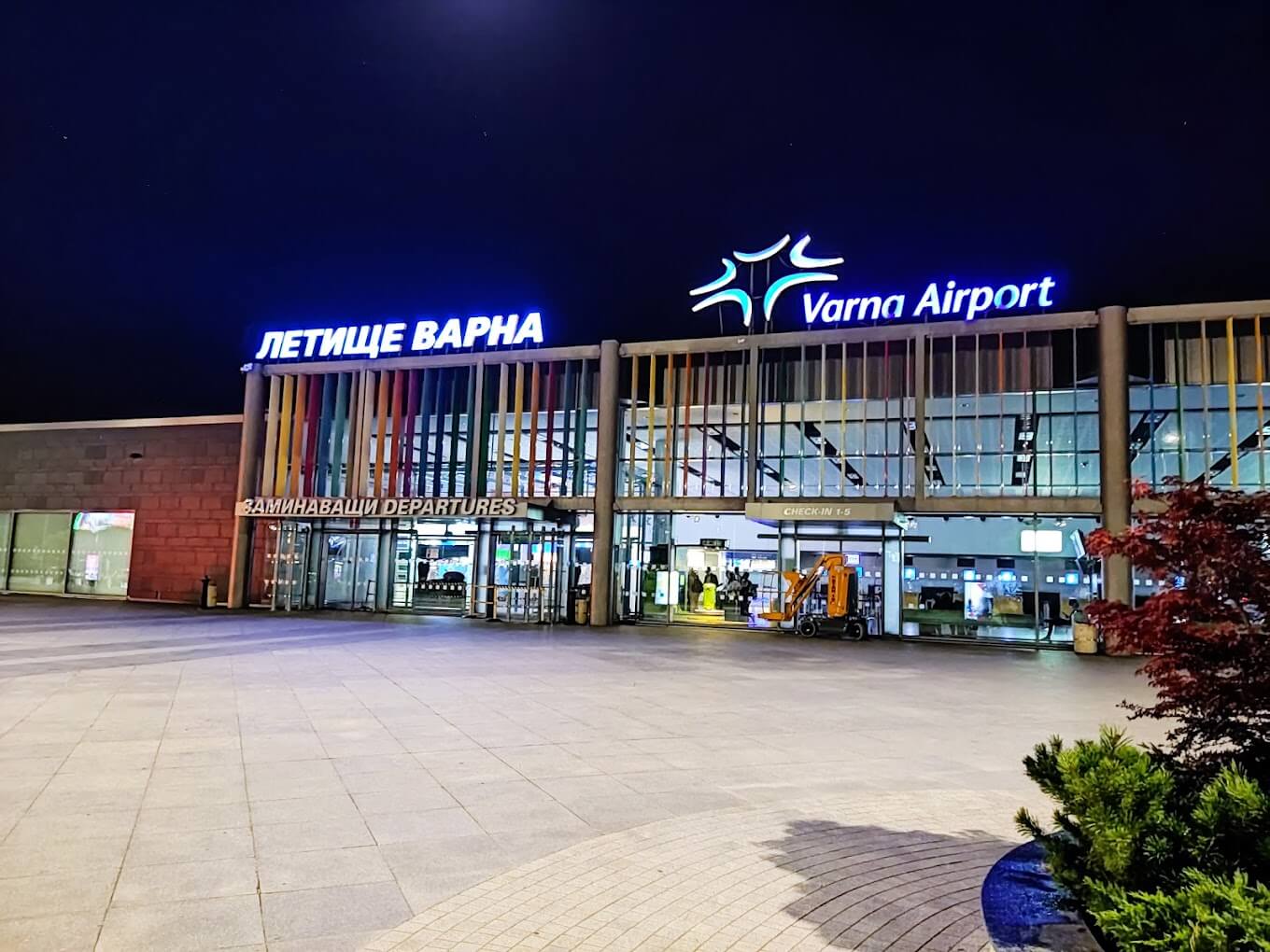 Над 70 милиона евро ще бъдат инвестирани в летищата във Варна и Бургас през следващите пет години