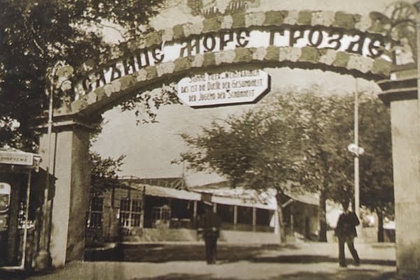 Светещи табели и реклами с аероплан, така са рекламирали Варна през миналия век