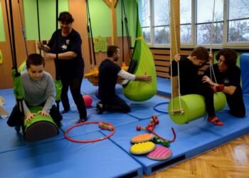 Сетивни панели, висящи люлки и още много “екстри” в залата по ерготерапия на училището за деца с нарушено зрение