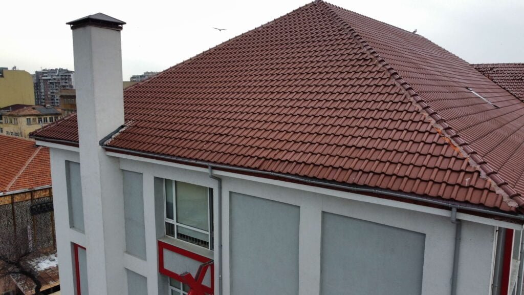 Родители от Варна настояват за пълно обследване на покривната конструкция на СУ "Димчо Дебелянов"