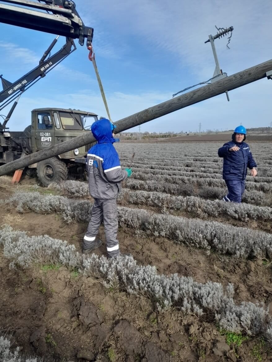 Ураганият вятър в Добричко счупи електрически стълб в Генерал Тошево