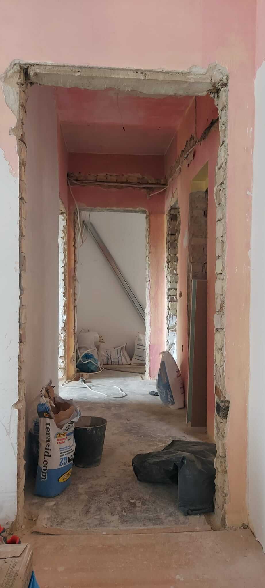 Варненци организират благотворително събитие в подкрепа на самотна майка с две деца, за ремонт на жилището им