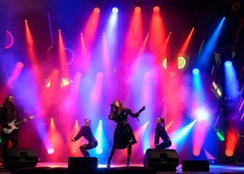 Стотици варненци посрещнаха новата 2023 г. на пл. “Независимост”