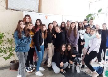 Ученици от "Гео Милев" във Варна с кампания в помощ на уличните животни