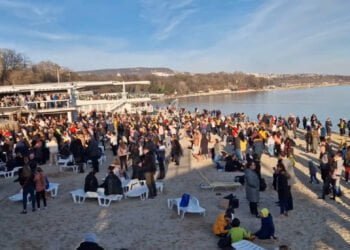 Стотици варненци продължават да празнуват Новата година на плажа! (ВИДЕО)