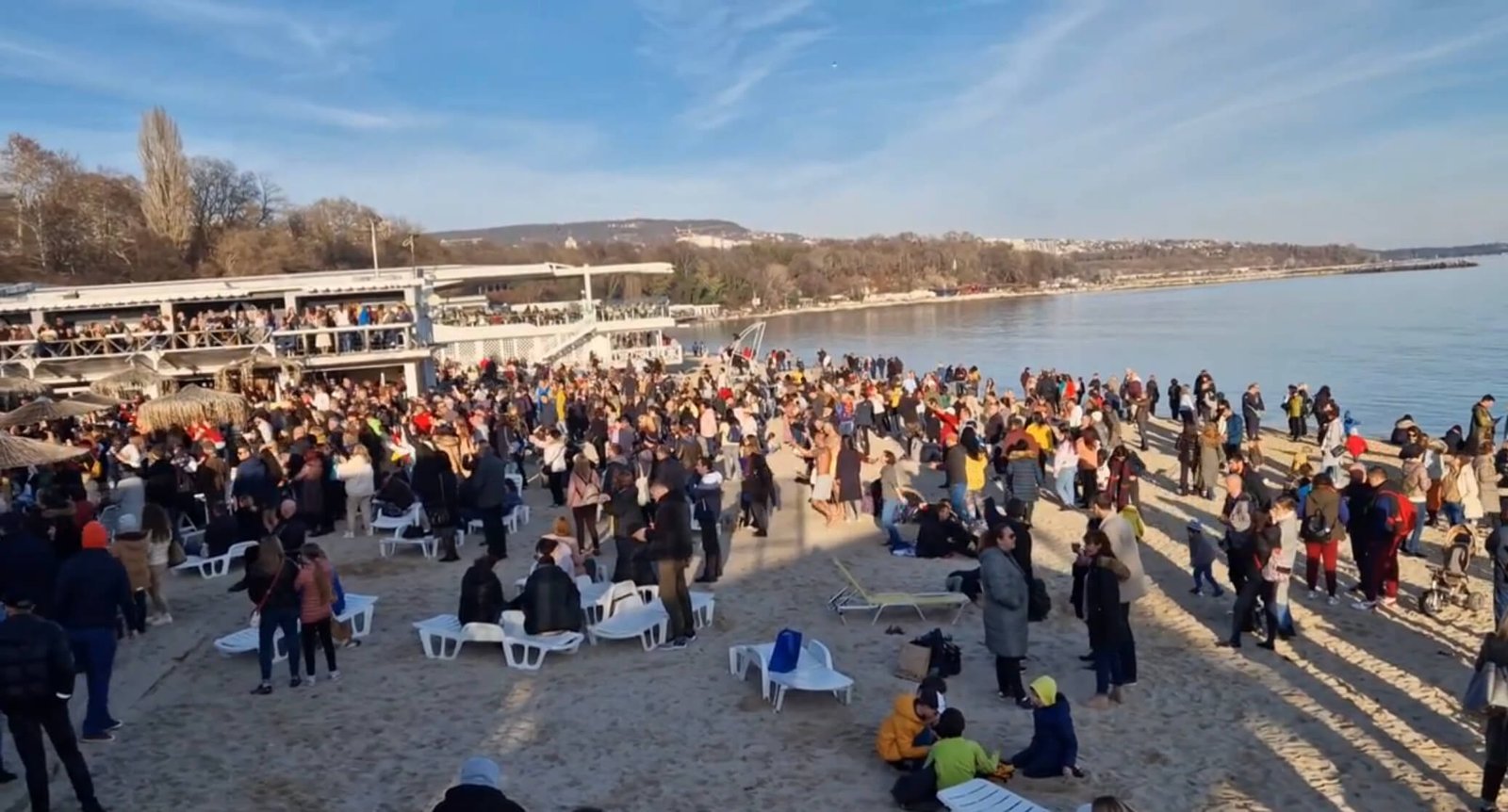 Стотици варненци продължават да празнуват Новата година на плажа! (ВИДЕО)