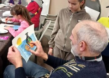 Деца от Украйна рисуваха с варненския художник Деян Веков