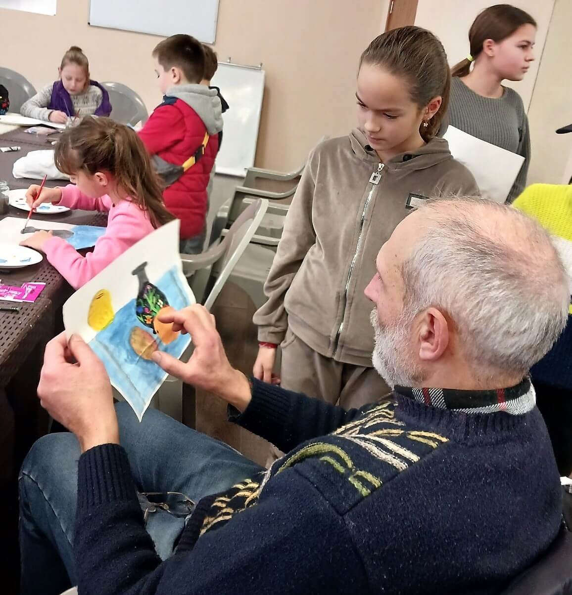 Деца от Украйна рисуваха с варненския художник Деян Веков