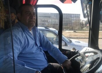 Ангел Неделчев е шофьорът, който кара пътниците да се усмихнат