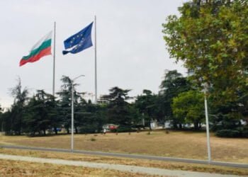 Подменят знамената, скъсани от силния вятър във Варна