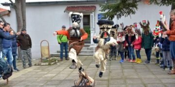 Кукери прогониха злите сили и болестите в Звездица (ВИДЕО И СНИМКИ)