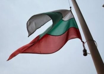 Свалят националните флагове във Варна наполовина в знак на съпричастност с народите на Турция и Сирия
