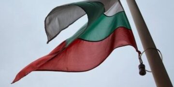Свалят националните флагове във Варна наполовина в знак на съпричастност с народите на Турция и Сирия