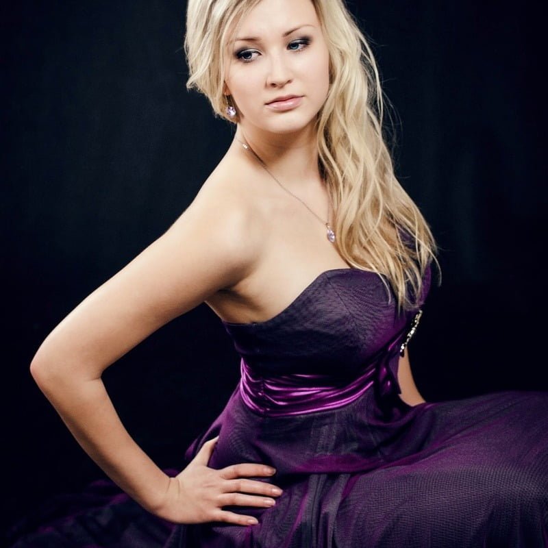 Дяволът е в детайлите: Абитуриентските балове, ресторантите, хотелите, бижутата и парфюмите