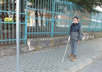 Училище "Проф. д-р Иван Шишманов" във Варна получи два сензорни бастуна за незрящи (СНИМКИ)