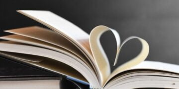 Даряват кнвиги в село Юнак, община Аврен