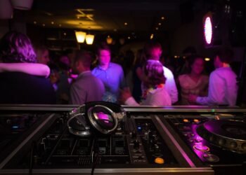 Заловиха 8 непълнолетни деца в барове и дискотеки във Варна