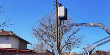 Над 100 аварийни екипа на ЕРП Север работят по отстраняване на множество аварии по мрежата вследствие на тежката метеорологична обстановка