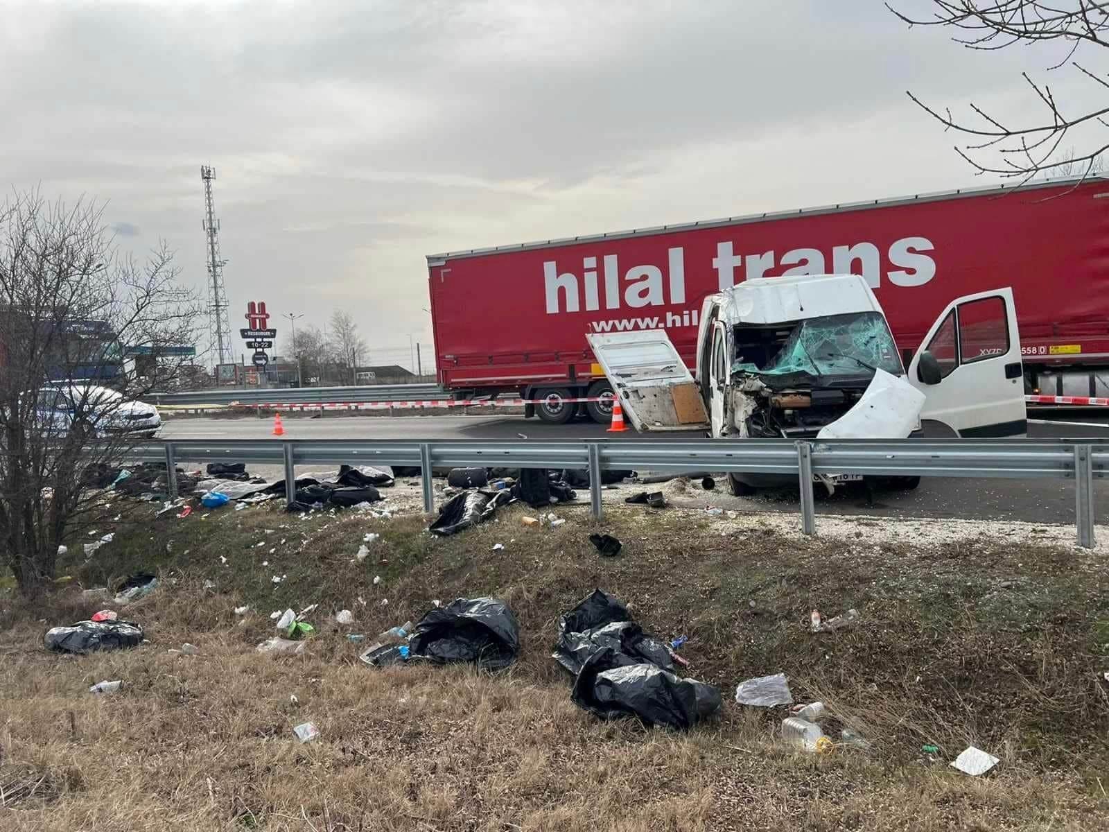 Мъж е загинал при тежък пътен инцидент с бус, превозвал мигранти, на автомагистрала "Тракия"