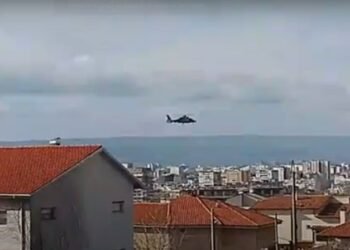 Хиликоптер на ВМС със зрелищни “пируети” в небето над Варна