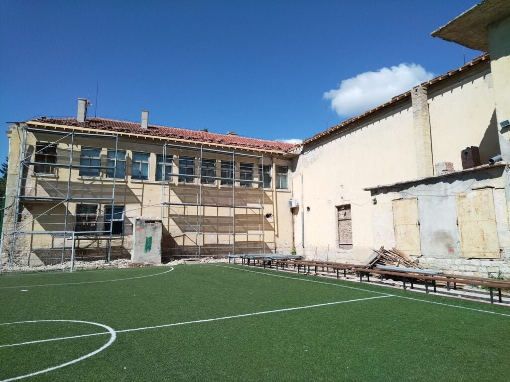 Ремонтират покрива на културния център в община Ветрино