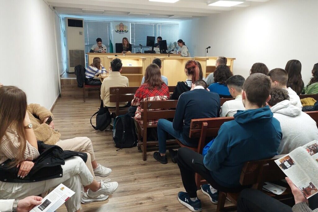 Визита в Районен съд - Варна направиха единадесетокласници от Трета ПМГ