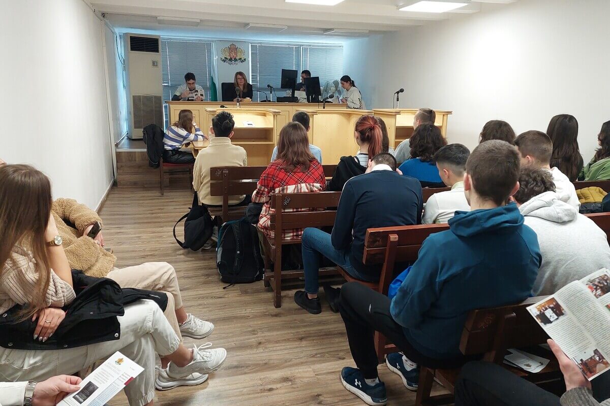Визита в Районен съд - Варна направиха единадесетокласници от Трета ПМГ