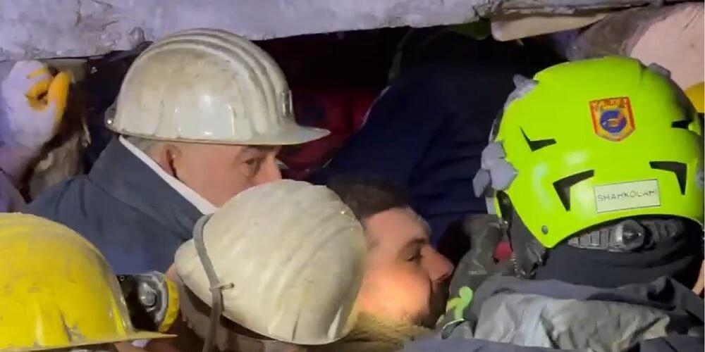 Двумесечно бебе и мъж бяха спасени в Турция 128 часа след земетресенията