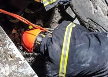 Трима спасени от руините на Хатай близо 300 часа след земетресенията, но единият почина минути по-късно