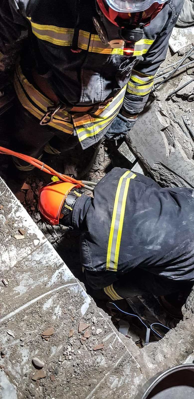 Трима спасени от руините на Хатай близо 300 часа след земетресенията, но единият почина минути по-късно